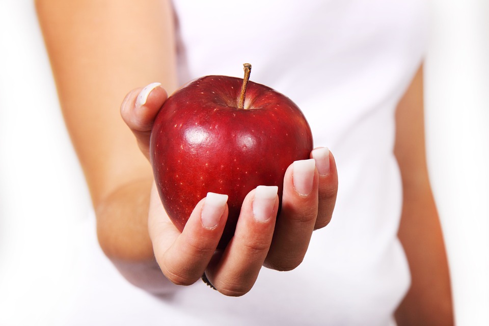 Jabłko w dłoni kobiety