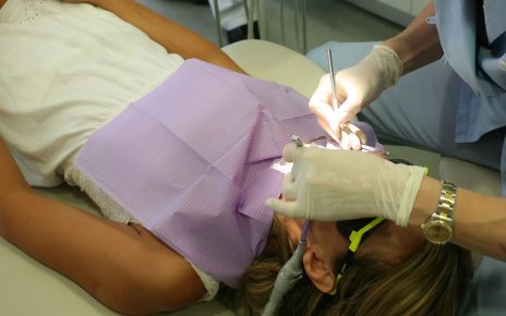 Dziewczyna u dentysty