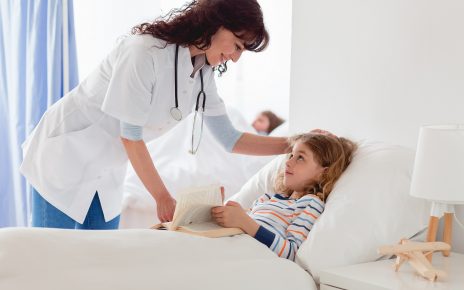 pielęgniarka przy łóżku dziewczynki