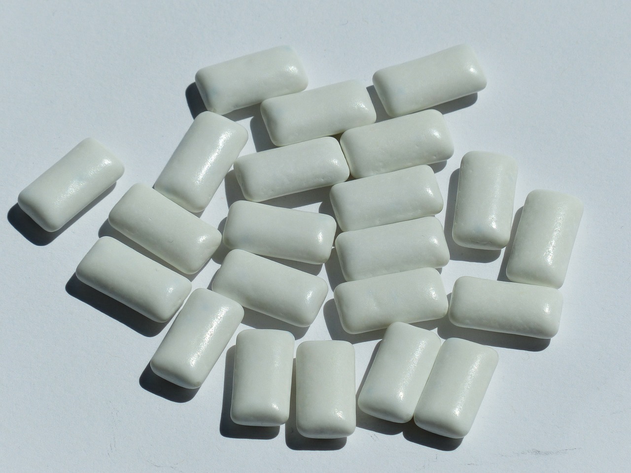 Białe gumy do żucia zawierające Galusan propylu (E310)