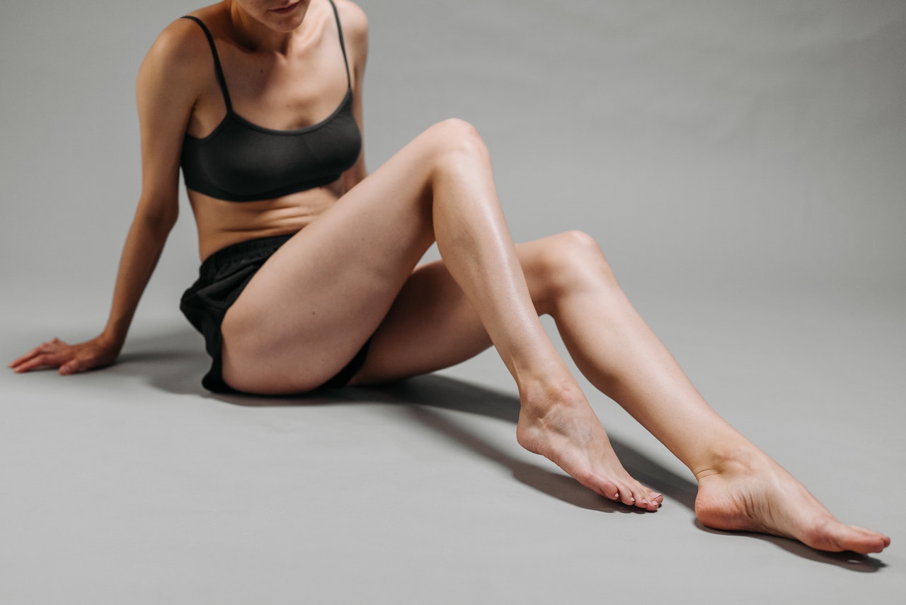 Kobieta z wyleczonymi nogami po żylakach