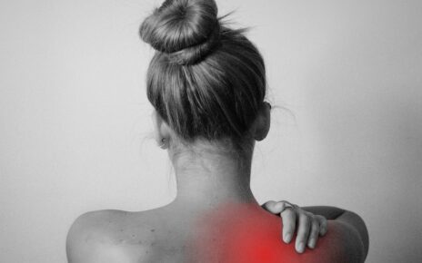 Kobieta z bólem pleców leczy się światłolecznictwem