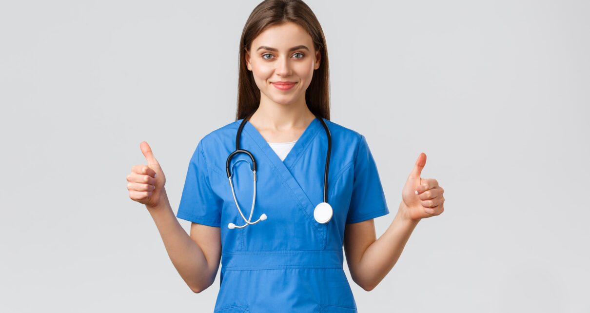 Kobieta w niebieskiej bluzie medycznej