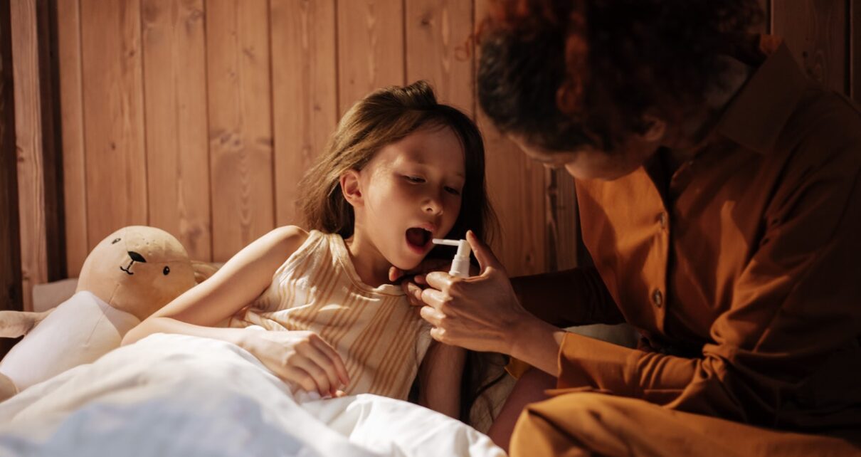 Kbieta daje dziecku prepatar na ból gardła