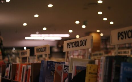 Na półce leżą ksiązki na temat psychologii