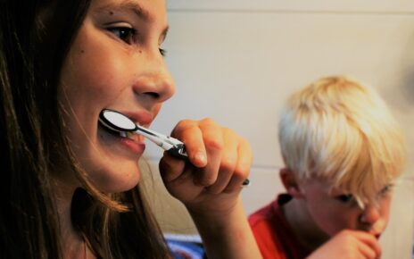 dzieci myją zęby specjalną pastą