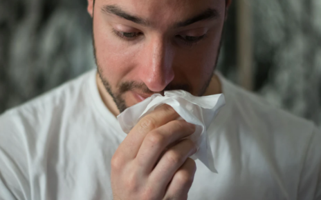 Mężczyzna ma problem z alergią i katarem siennym