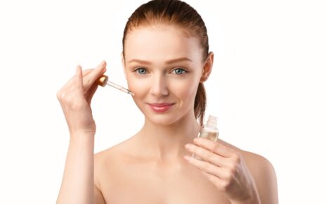 Kobieta aplikuje na swoja twarz olej arganowy