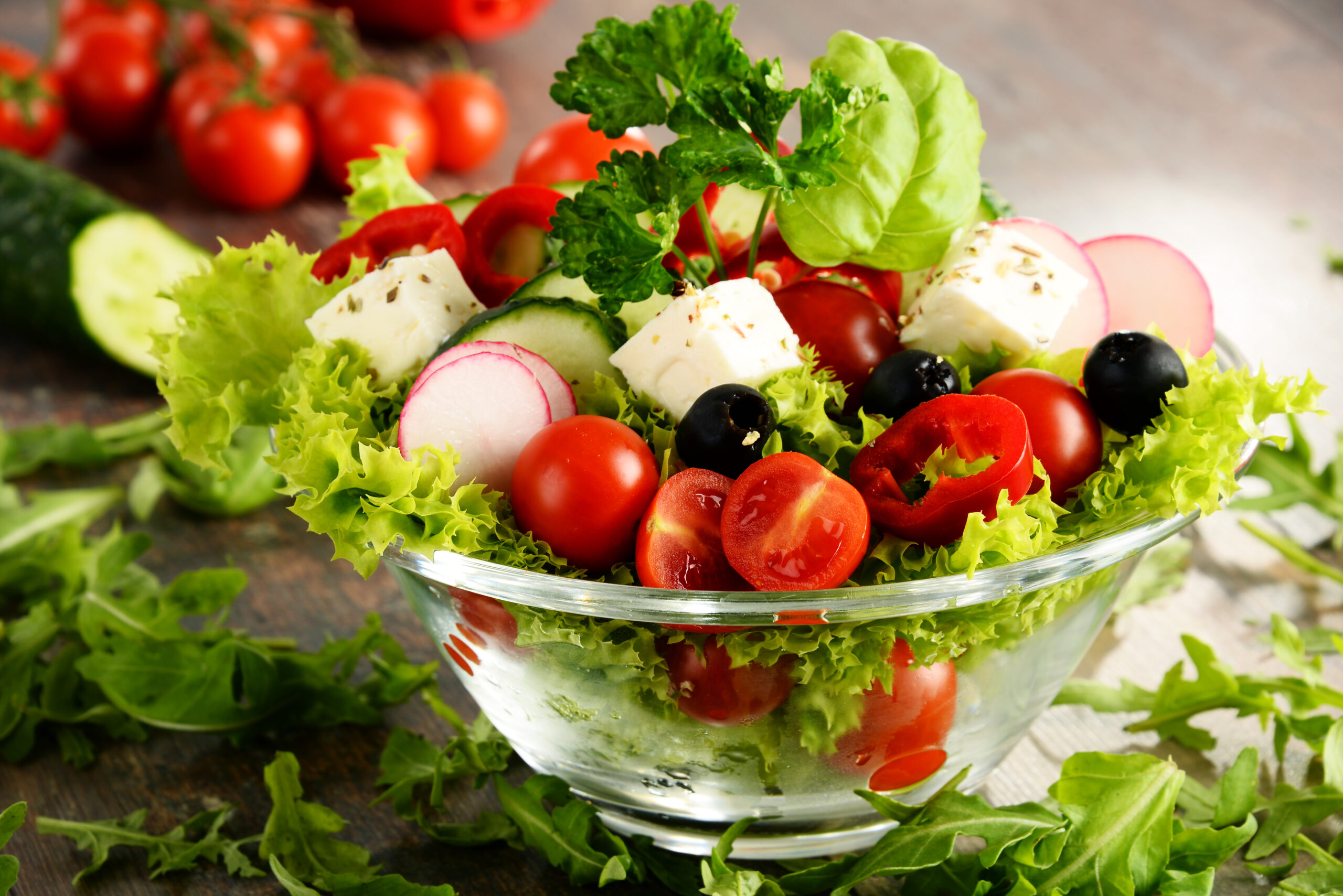 Dieta lekkostrawna w formie sałatki z zielonej sałaty, pomidorków, oliwek i sera fety.