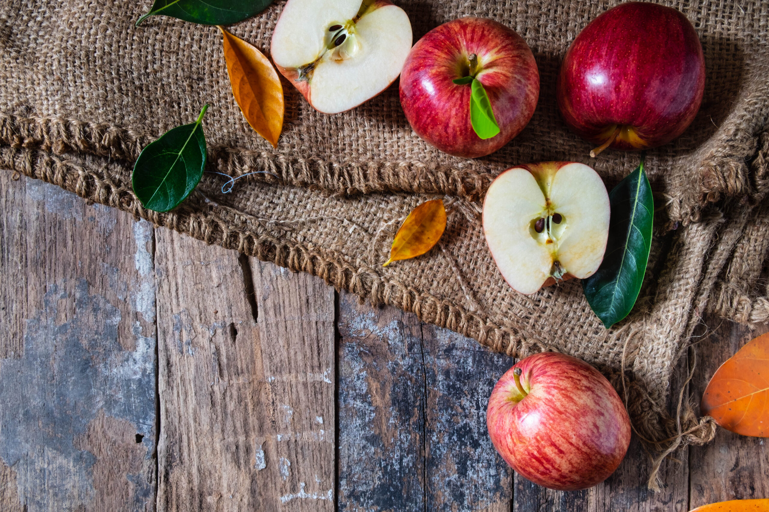 Na tym ujmującym obrazku widzimy soczyste jabłka, starannie ułożone w drewnianej beczce, gotowe do procesu kiszenia. Ich jasne, intensywne kolory oraz świeżość emanują obietnicą wspaniałego smaku i korzyści zdrowotnych, które płyną z tego tradycyjnego sposobu przechowywania.