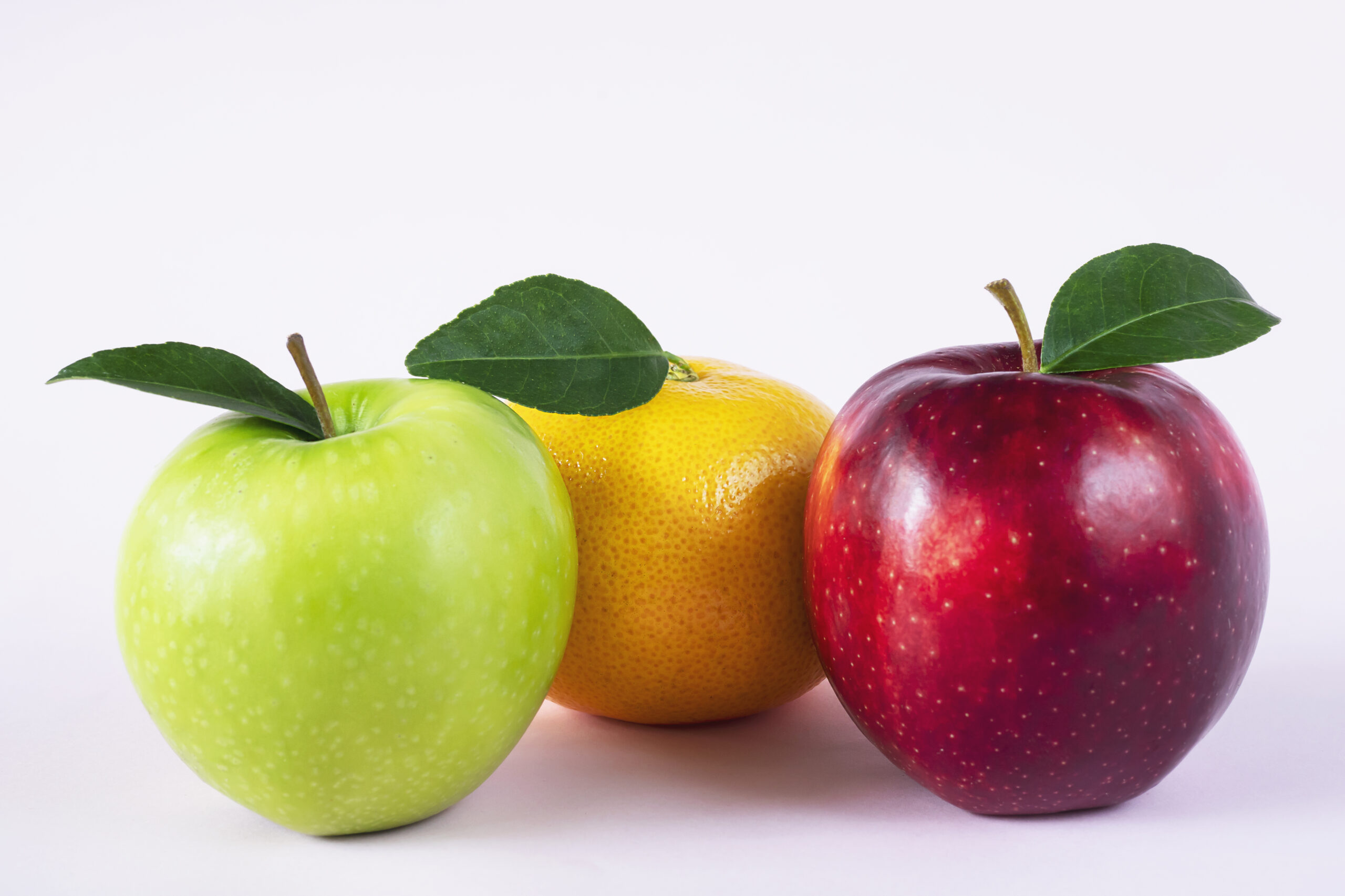 Zielone, żółte i czerwone jabłko na białym tle