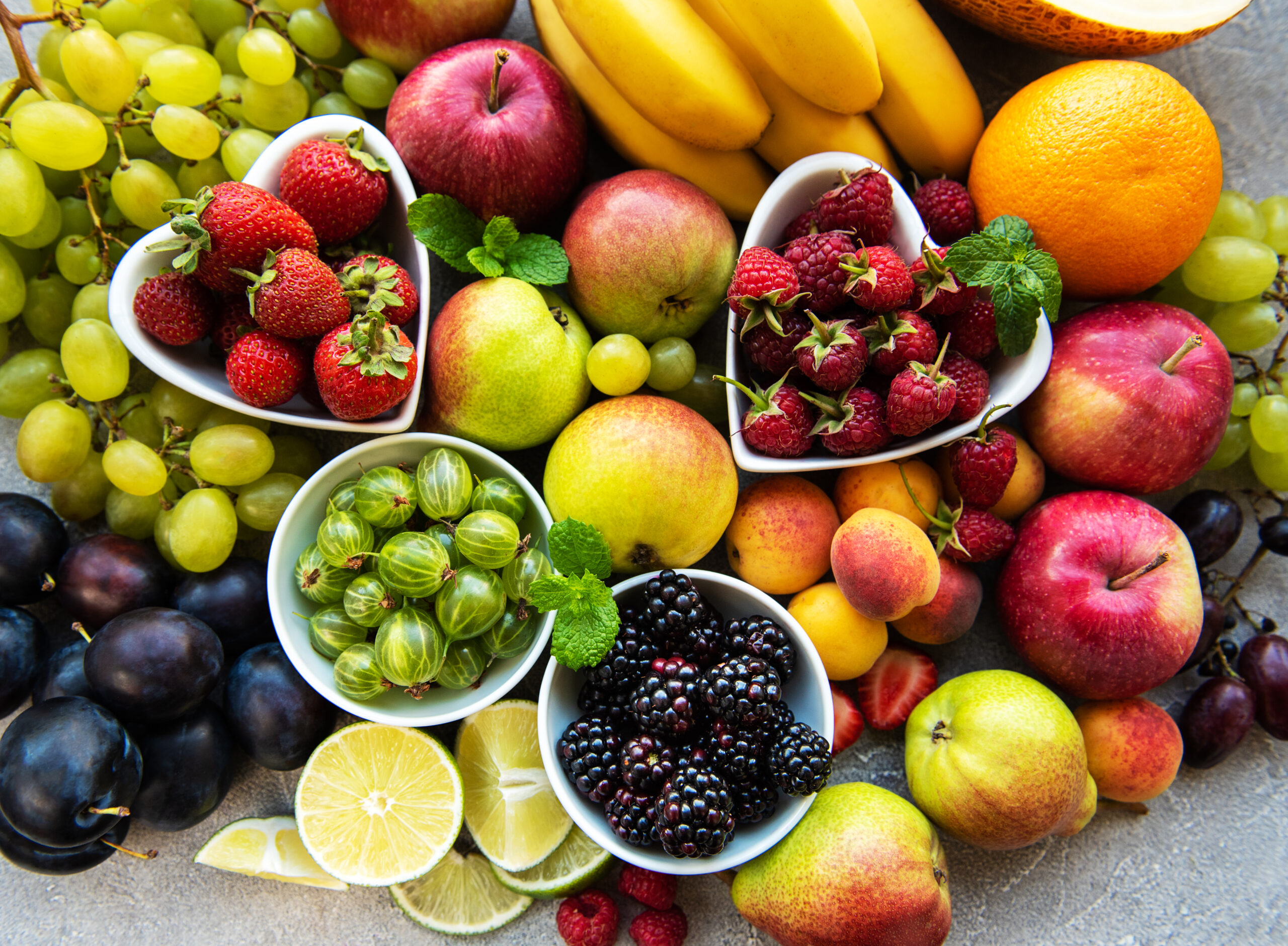 Na tym kolorowym obrazku możemy podziwiać różnorodne owoce, które okazują się być nie tylko smaczne, ale także korzystne dla naszego układu nerwowego. Widzimy tu świeże owoce takie jak jagody, maliny i awokado, bogate w przeciwutleniacze i zdrowe tłuszcze, które wspierają zdrowie mózgu i układu nerwowego. Wzbogacone witaminami owoce cytrusowe, takie jak pomarańcze i grejpfruty, obecne na tym obrazku, dostarczają składników odżywczych niezbędnych do utrzymania optymalnej funkcji naszego układu nerwowego.