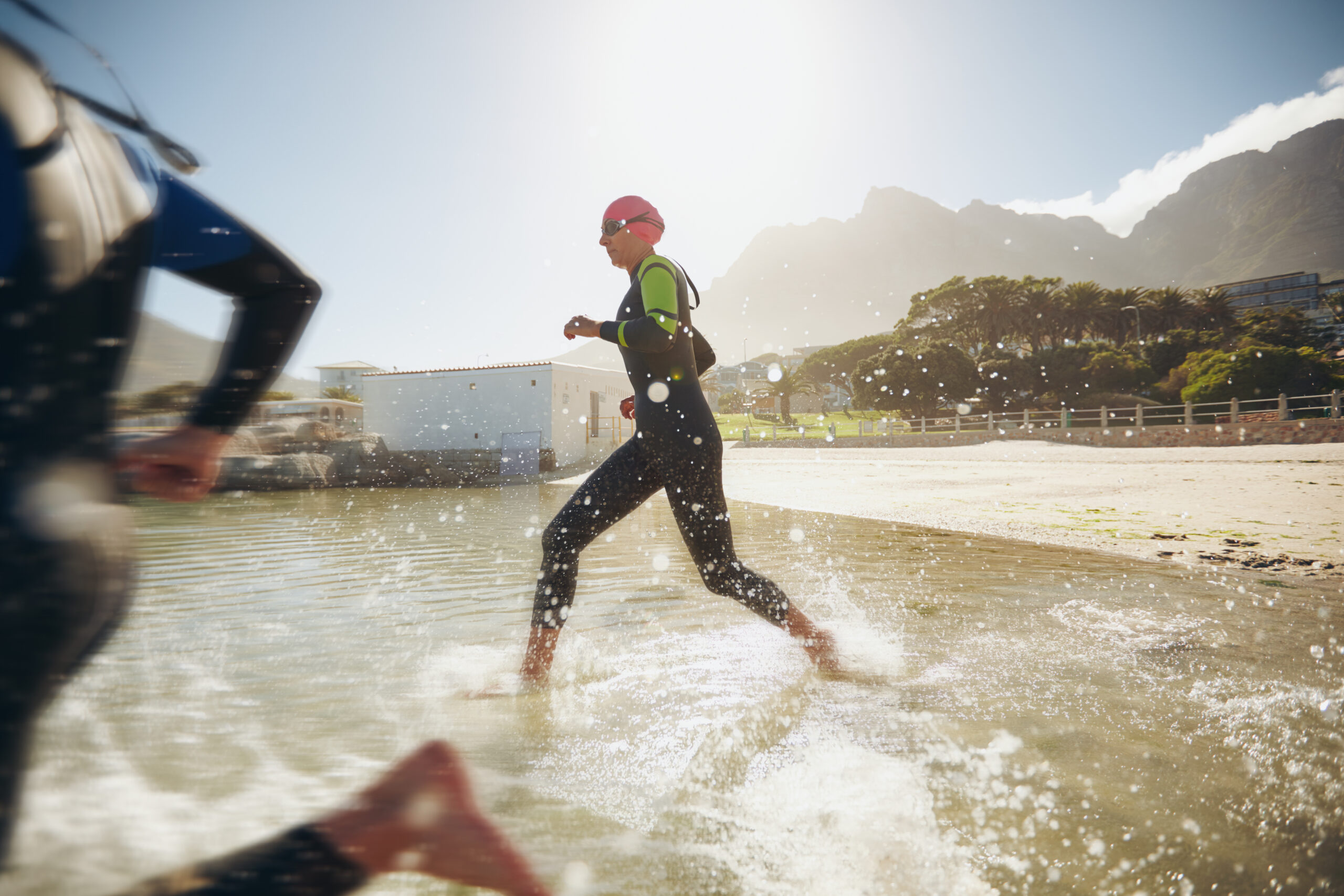 Ten inspirujący obrazek przedstawia z determinacją pływającego zawodnika triathlonowego, który pokonuje wody pełne wyzwań, oddając się bezwarunkowo swojej pasji. Jego siła i elegancja w ruchu wody stanowią doskonałą ilustrację poświęcenia i wytrwałości potrzebnych do osiągnięcia sukcesu w tej wymagającej dyscyplinie sportu.
