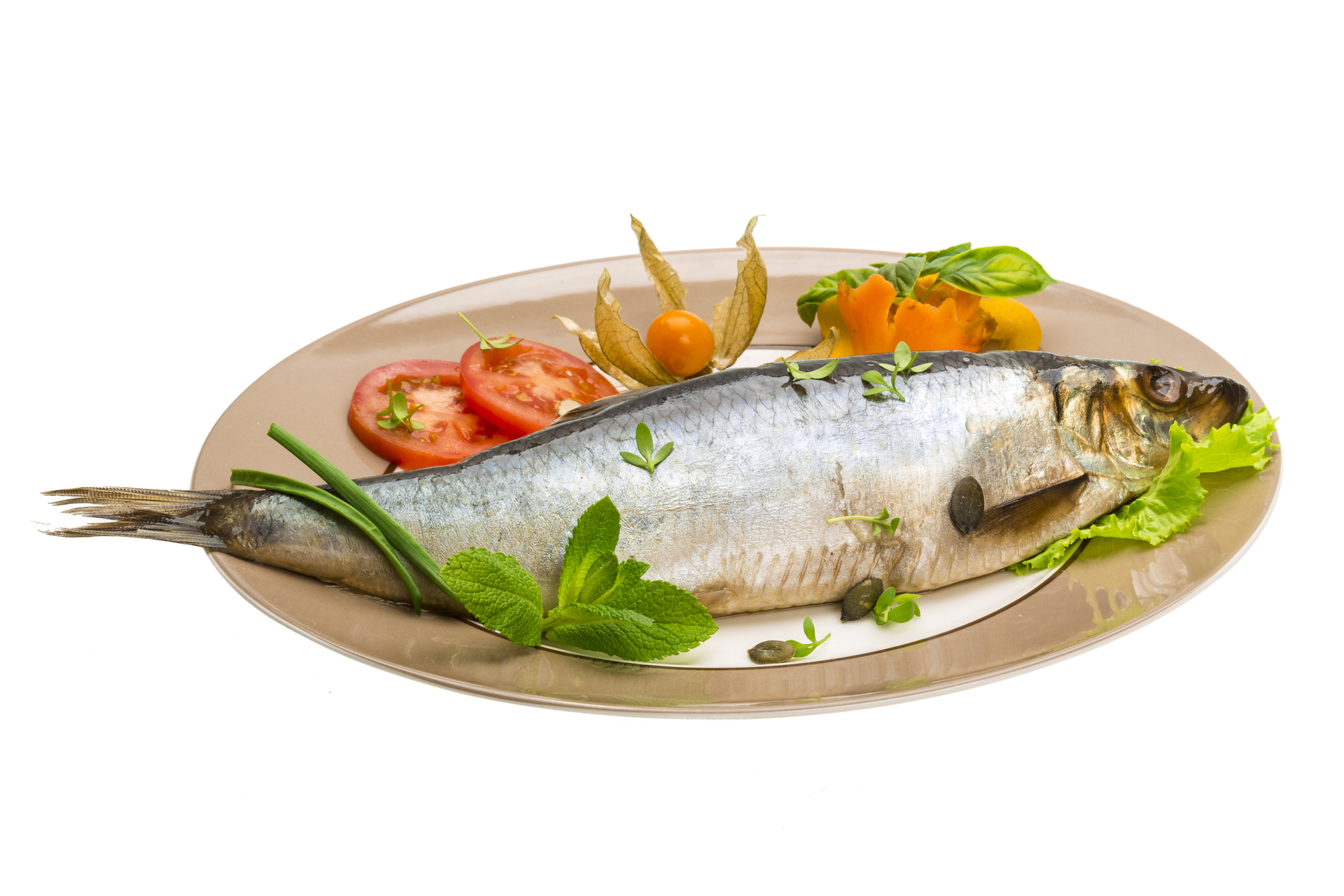 Na tym obrazku widzimy smakowite danie z rybą podaną na białym talerzu z warzywami. Talerz pięknie prezentuje się na białym tle, a ryba i warzywa wyglądają bardzo apetycznie i kusząco. Ryba jest źródłem białka i cennych kwasów tłuszczowych, natomiast warzywa dostarczają organizmowi cennych składników odżywczych, takich jak witaminy i błonnik. Ta grafika doskonale oddaje smak i styl kuchni, która łączy w sobie wartości odżywcze ryb i warzyw. Przeczytaj artykuł i poznaj więcej przepisów na pyszne i zdrowe dania z rybą i warzywami, które pomogą Ci zaspokoić głód i dostarczą organizmowi niezbędne składniki odżywcze. Daj sobie szansę na zdrowie i lepsze samopoczucie, aby móc cieszyć się życiem pełnym energii i dobrego samopoczucia.