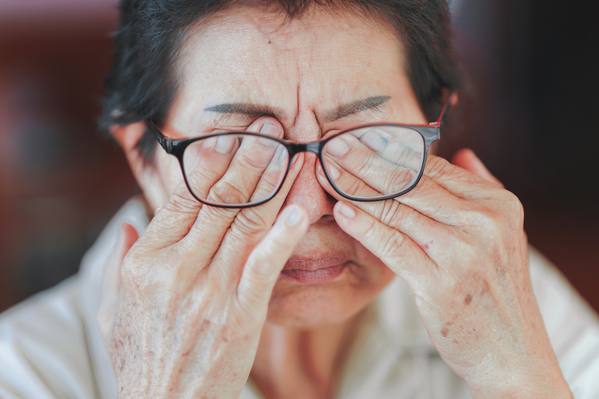 Na tym obrazku widzimy kobietę z chorobą immunologiczną oczu, która może wpływać na jej zdrowie wzrokowe i ogólną kondycję. Choroby immunologiczne oczu, takie jak zespół Cogana i zespół Sjögrena, mogą powodować różne objawy, w tym zapalenie, suchość, zaczerwienienie oraz problemy z widzeniem. Ważne jest odpowiednie leczenie i opieka medyczna, aby pomóc kobiecie w zarządzaniu tymi schorzeniami i minimalizowaniu ich wpływu na jej życie