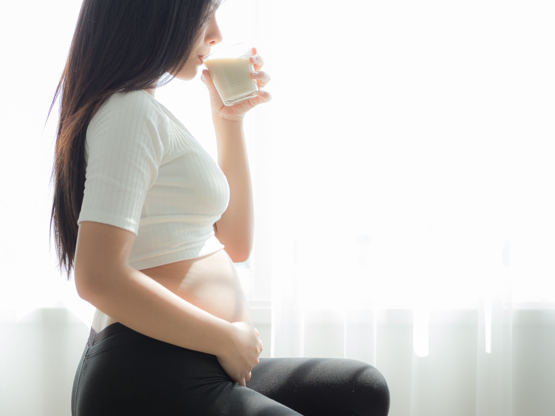 Na tym obrazku widzimy kobietę w 7. tygodniu ciąży, delikatnie trzymającą filiżankę z aromatyczną kawą. Jej spokojne spojrzenie i uśmiech świadczą o chwili relaksu i cieszeniu się tym małym przyjemnością w trakcie ciąży. Pomimo pewnych ograniczeń żywieniowych, od czasu do czasu delektowanie się ulubionymi napojami może przynieść chwilę ukojenia i radości w tym pięknym okresie oczekiwania na dziecko