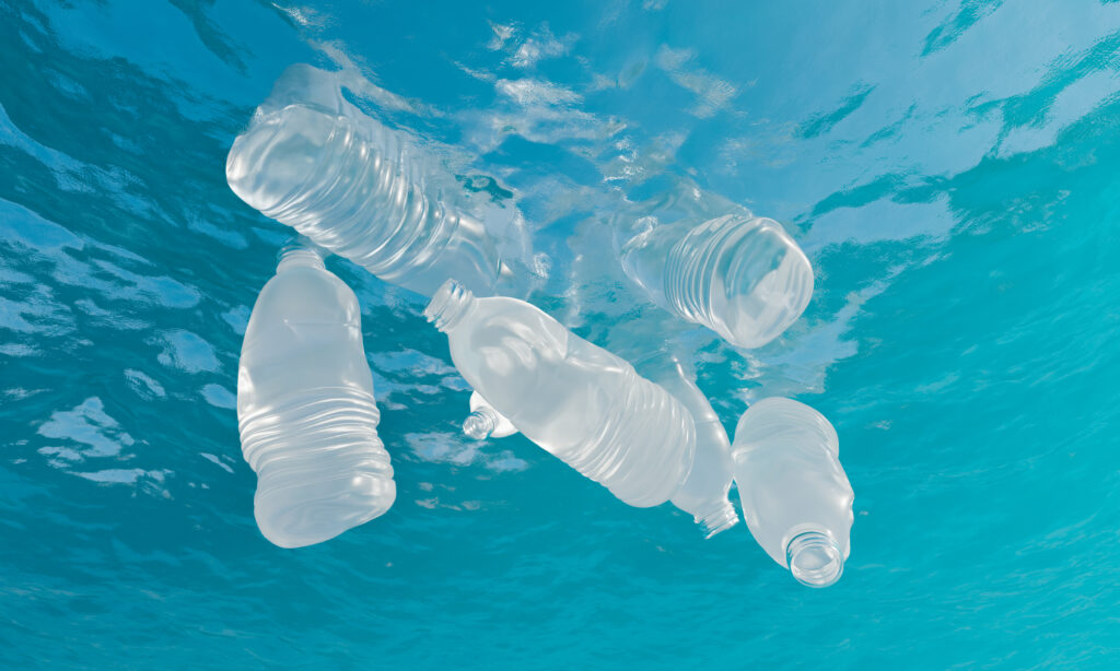 Butelki plastikowe w wodzie