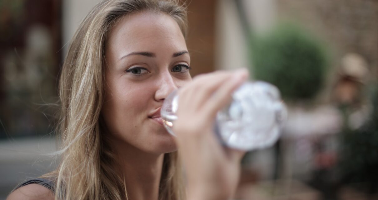 Kobieta pijąca domową lemoniadę w letni upał