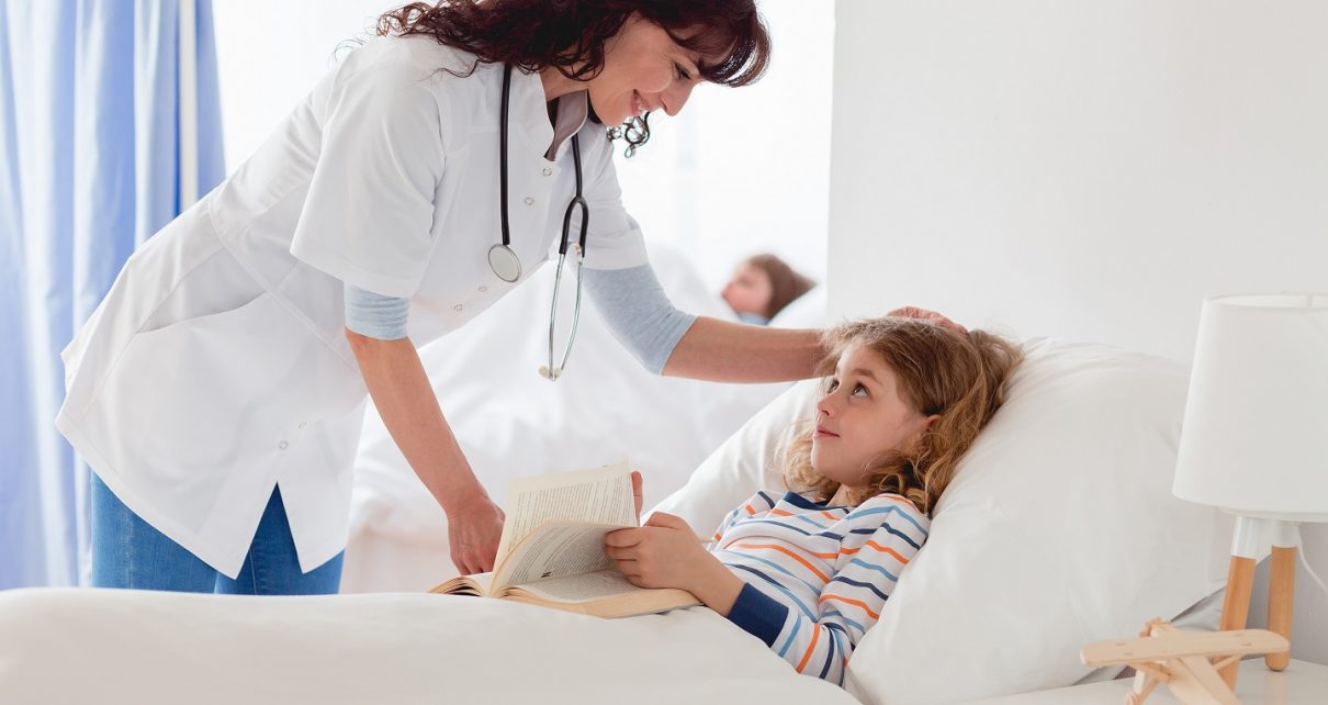 pielęgniarka przy łóżku dziewczynki