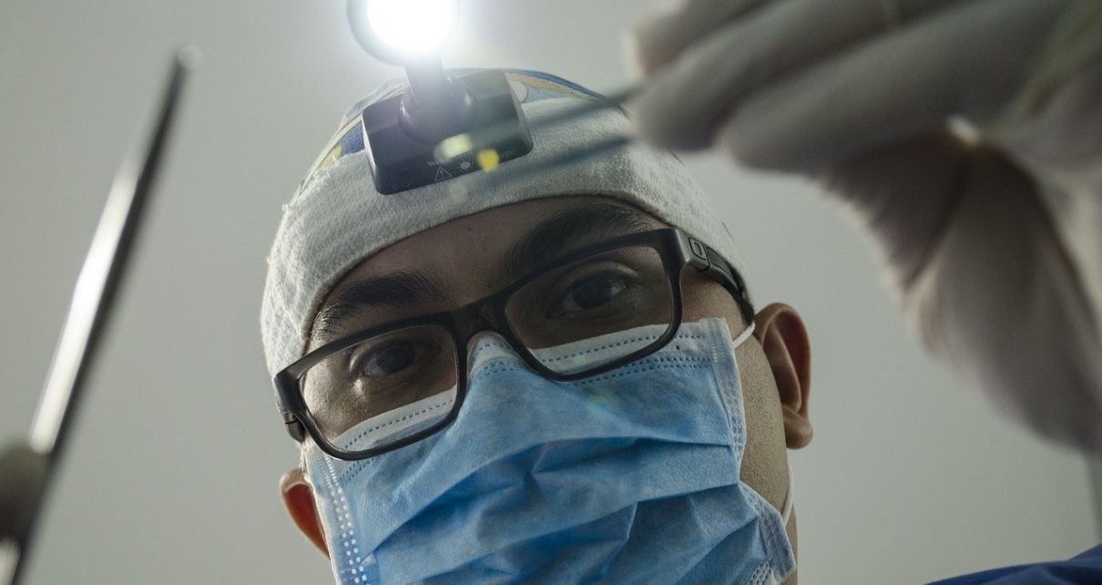 Chirurg plastyczny podczas operacji