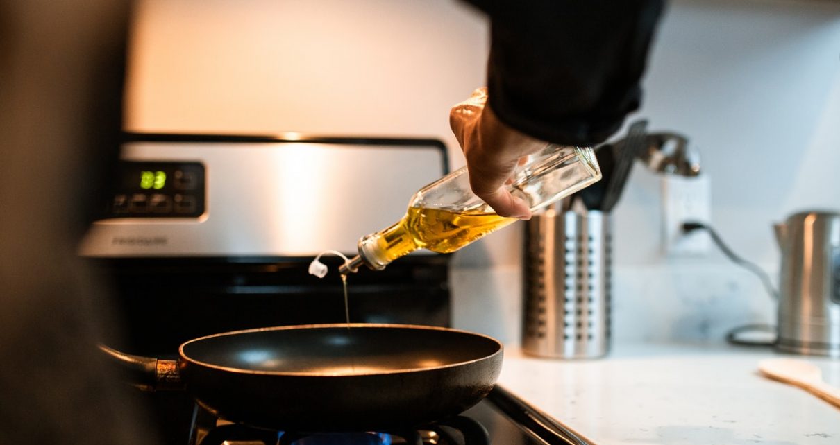 Galusanu propylu (E310) zawarty w oleju, który mężczyzna wykorzystuje w kuchni do smażenia