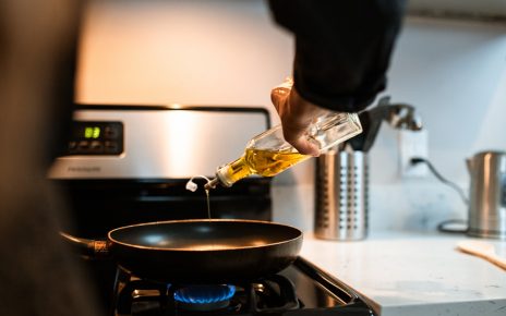 Galusanu propylu (E310) zawarty w oleju, który mężczyzna wykorzystuje w kuchni do smażenia