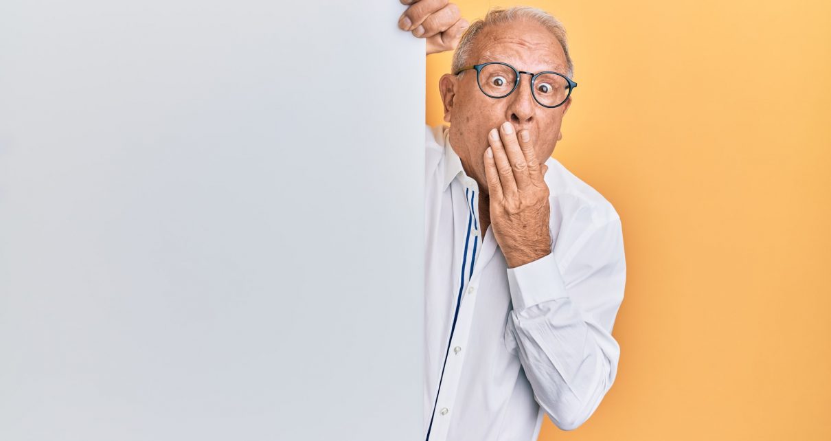 Starszy mężczyzna używa pieluchomajtek