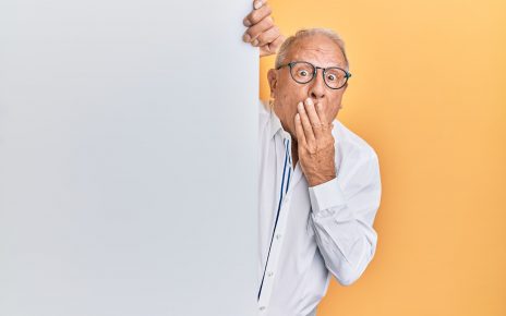 Starszy mężczyzna używa pieluchomajtek