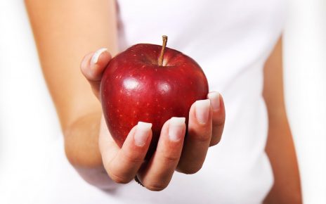 Kobieta z jablkiem chce zrzucić zbęde kilogramy