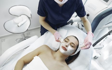 Kobieta przed zabiegiem kosmetycznym ma na twarzy krem znieczulający
