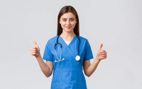 Kobieta w niebieskiej bluzie medycznej