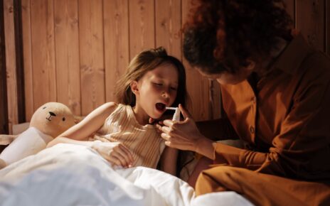 Kbieta daje dziecku prepatar na ból gardła