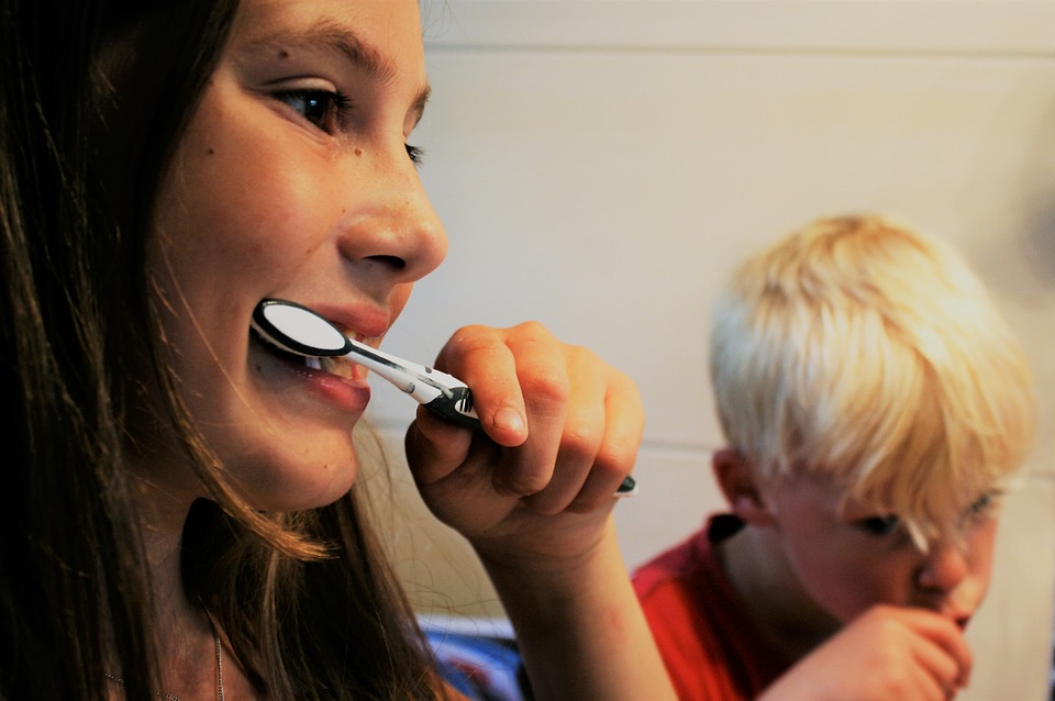 dzieci myją zęby specjalną pastą