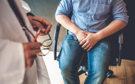 lekarz rozmawia z mężczyzną który ma problmy z prostatą