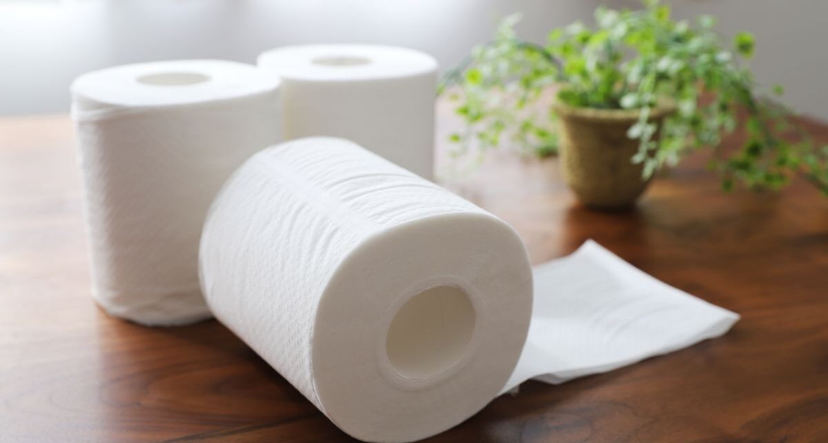 Białe rolki papieru toaletowego leżą na stole