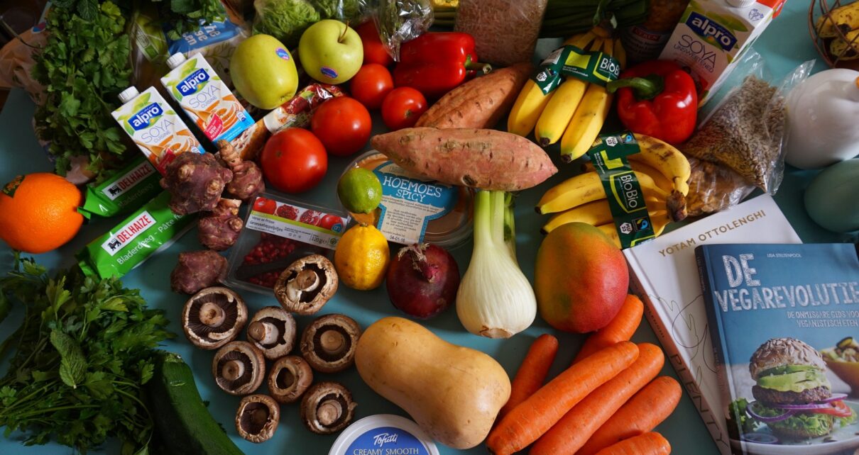Zdrowe wegańskie produkty leżą na stole