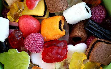 Kolorowe słodycze bez cukru leżą w miesce
