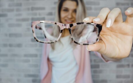Kobieta wybiera okulary przez pogorszenie wzroku