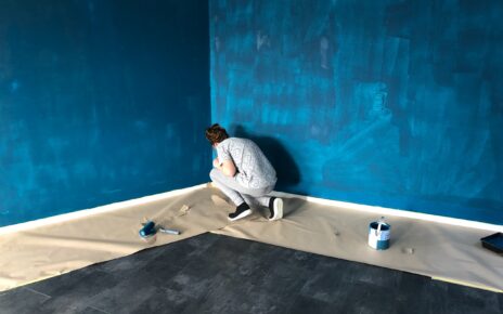 Kobieta maluje ściany w swoim domu na modny kolor