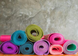Kilka kolorowych mat do jogi