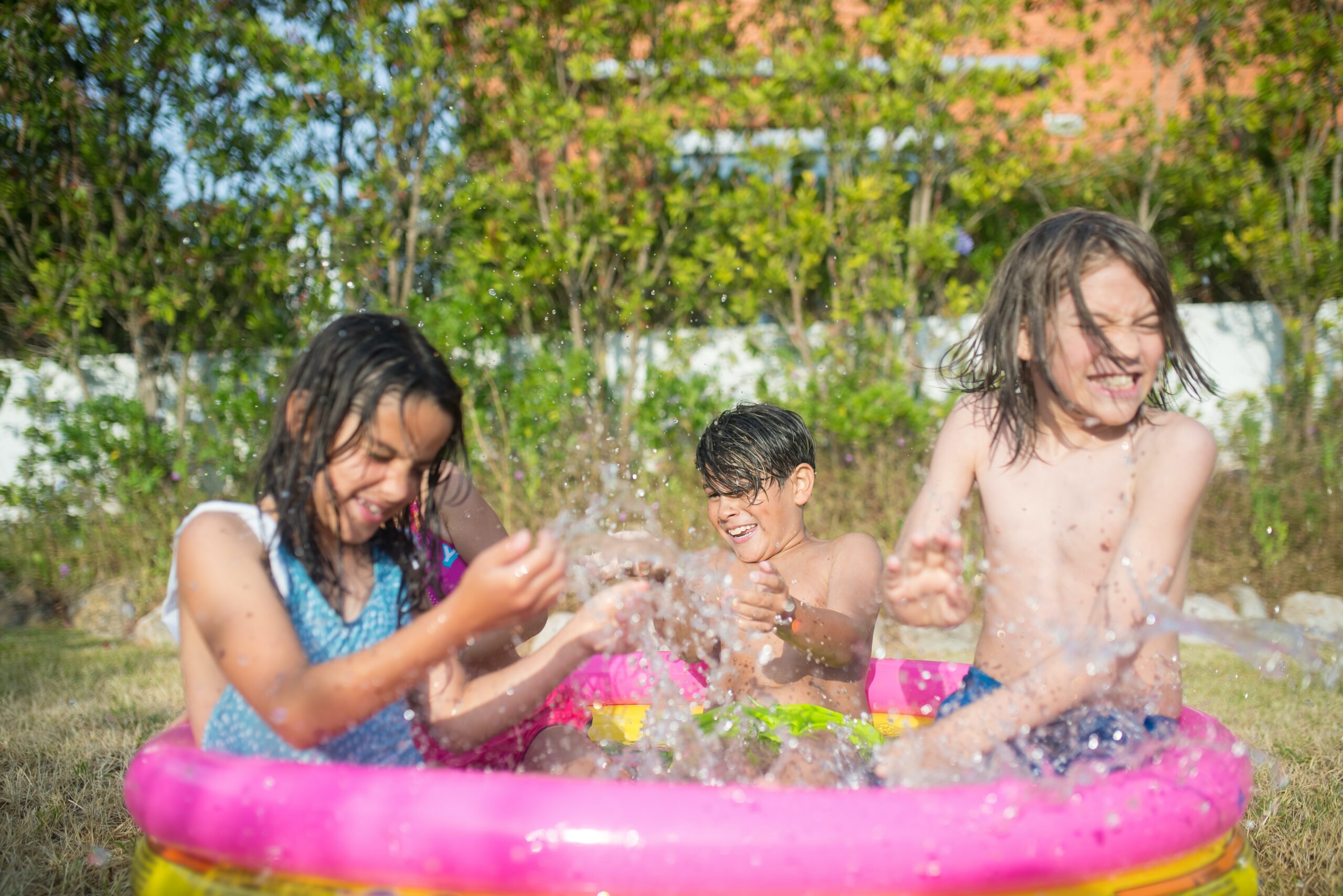 Dzieci spędzają czas w basenie ogrodowym