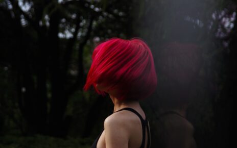 Kobieta z przefarbowanymi włosami na czerwono