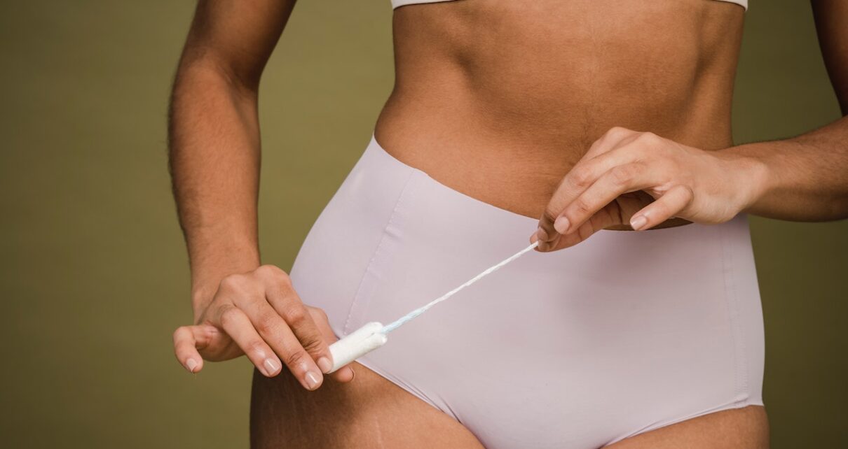 Kobieta podczas miesiączki ma na sobie majtki menstruacyjne