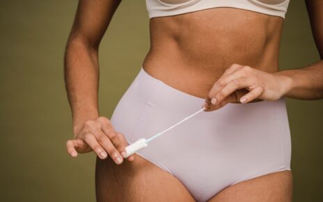 Kobieta podczas miesiączki ma na sobie majtki menstruacyjne