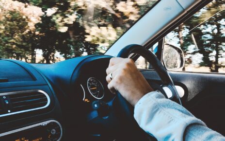 Mężczyzna jedzie używanym samochodem w leasingu