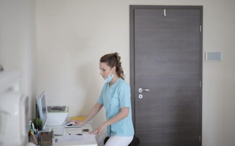 Kobieta pracuje jako trycholog i czeka na pacjenta w swoim gabinecie