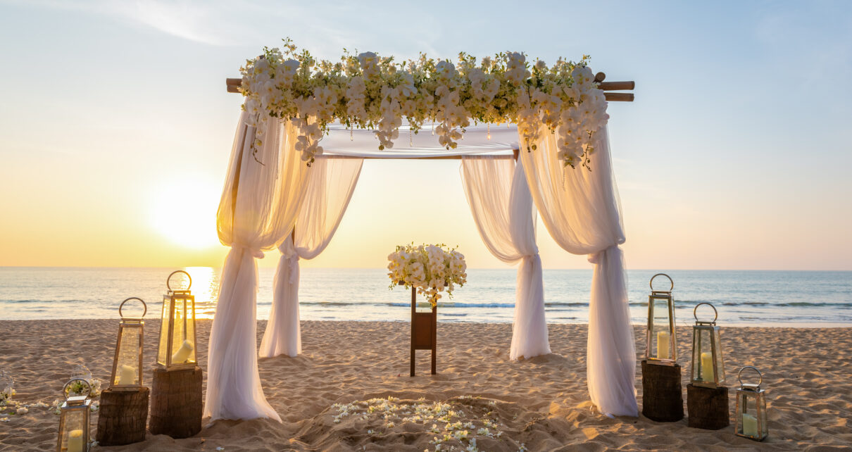 Organizowanie ślubu na plaży obok morza