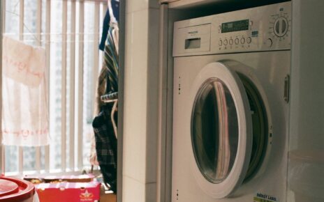 Suszenia mokrego prania podczas zimy w suszarce na pranie