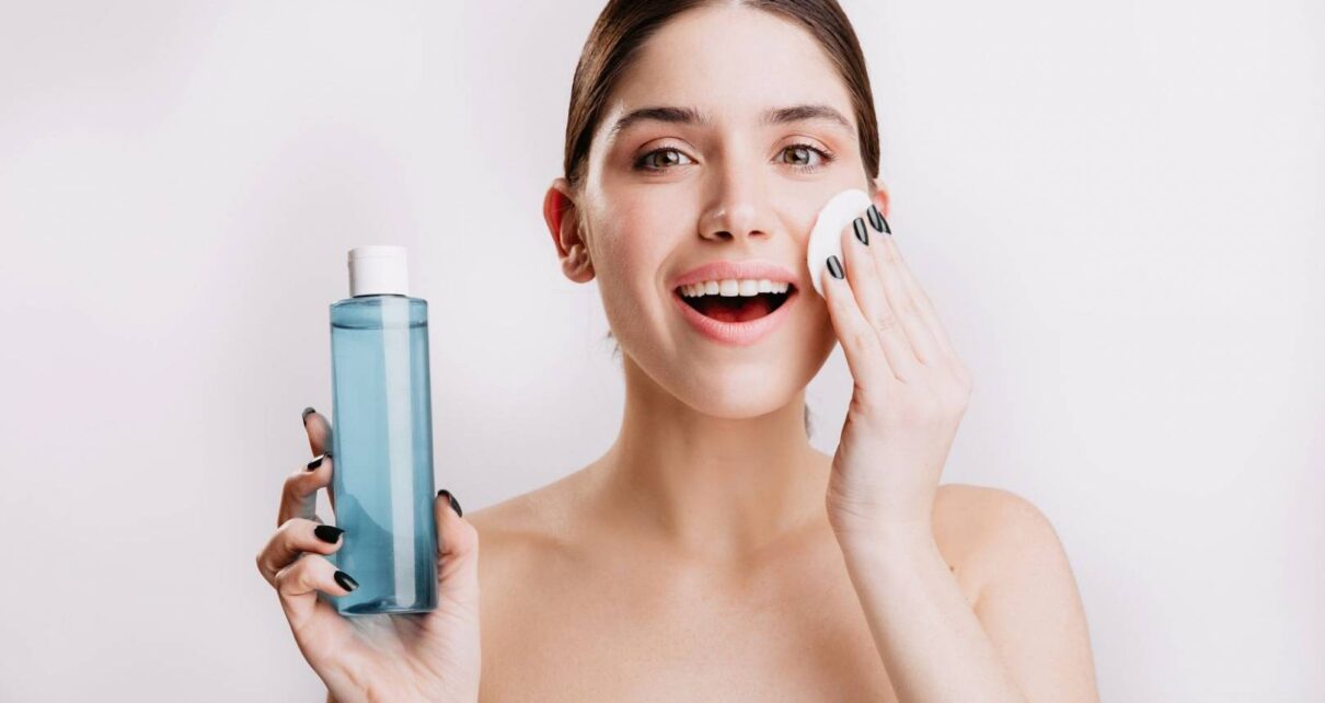 Kobieta korzysta z płyny micelarnego do zmywania makijażu