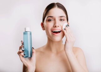Kobieta korzysta z płyny micelarnego do zmywania makijażu